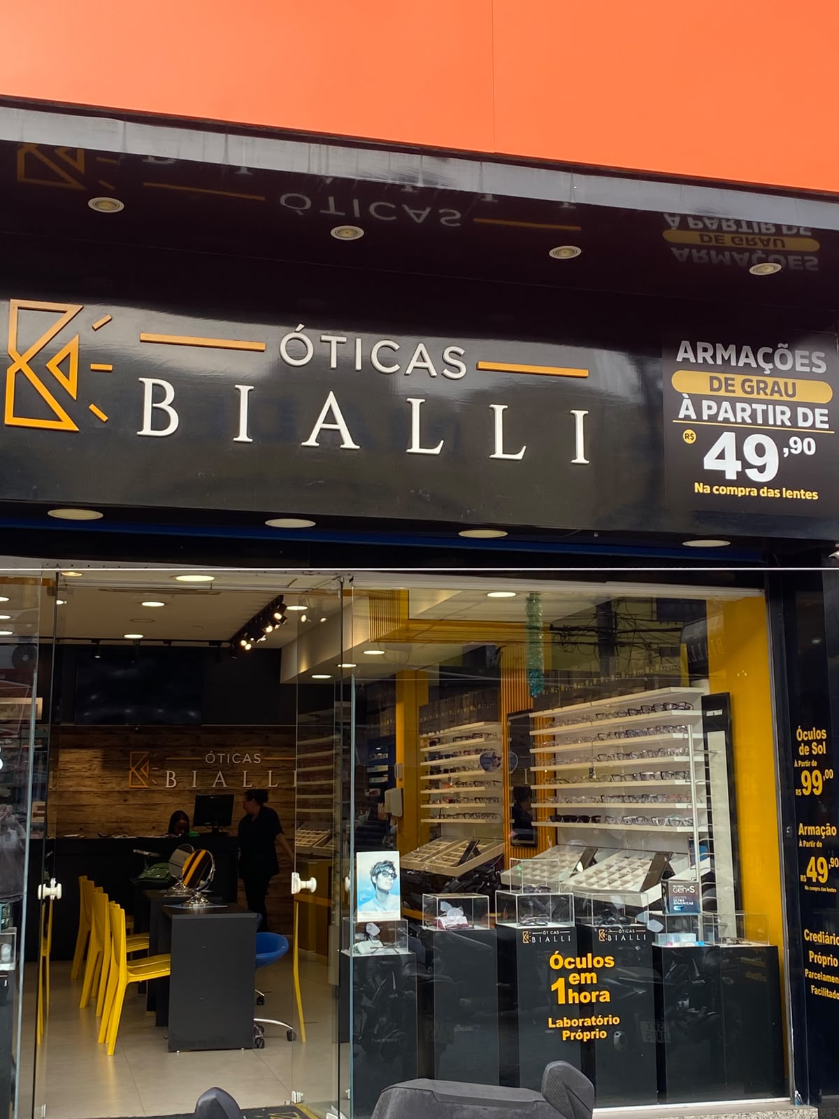 Fachada elegante das Óticas Bialli no Centro de Diadema