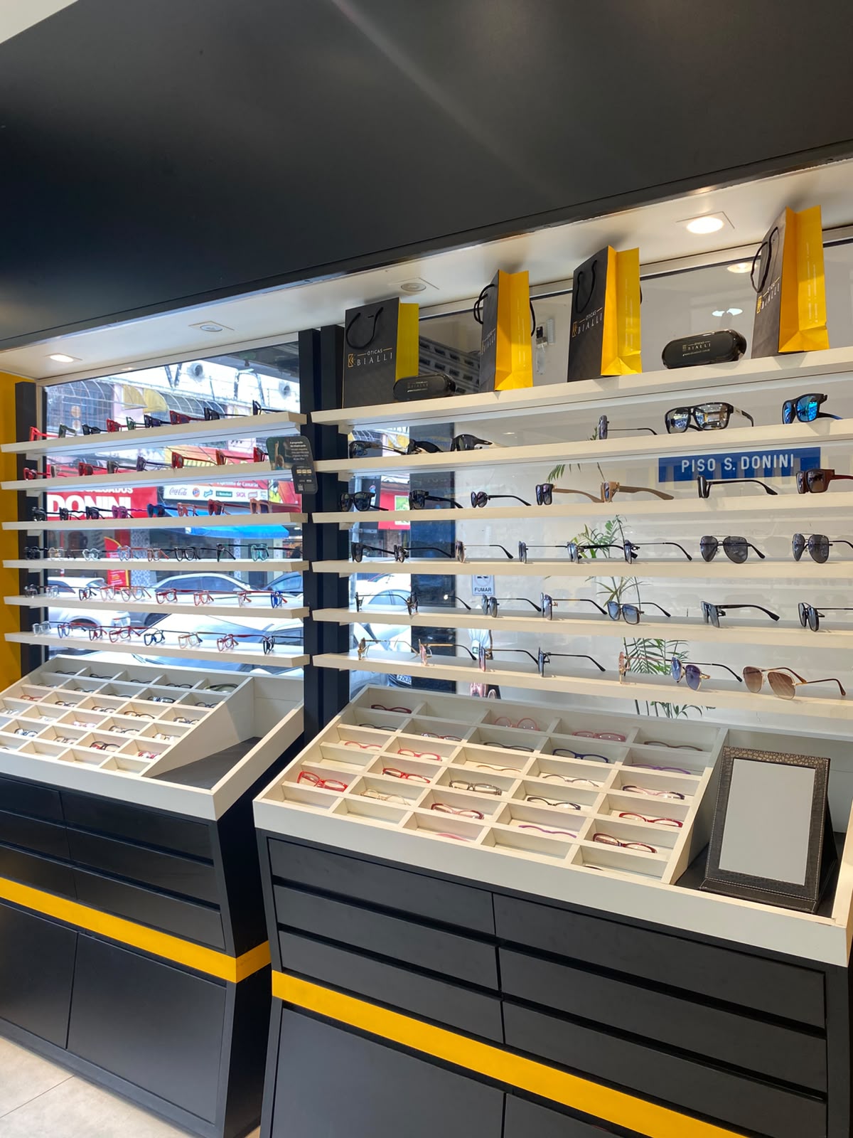 Vitrine interna de óculos de sol e de grau na Óticas Bialli