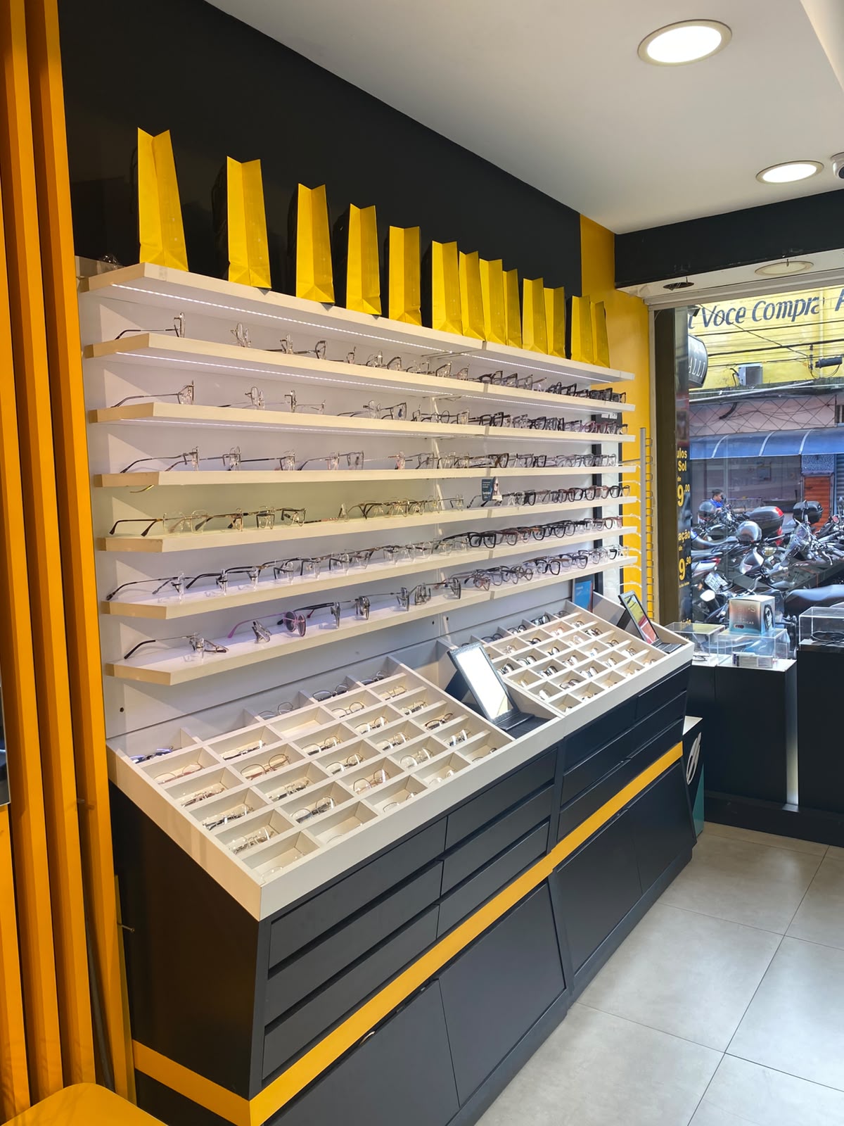 Espaço interno de atendimento da Óticas Bialli